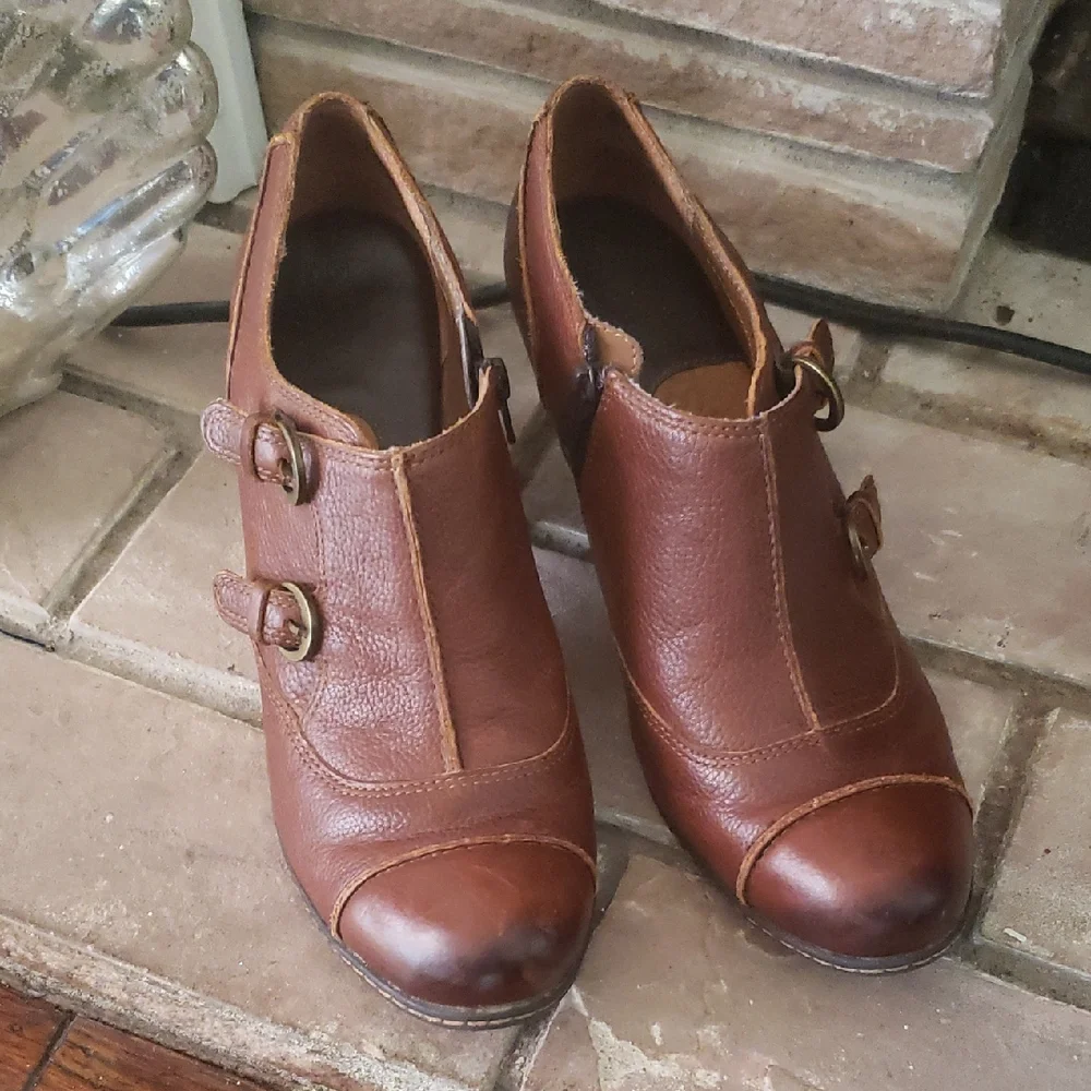BØC Brown Leather Two Buckle Booties Size 8.5